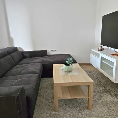 Airport 2br Filip דירה *