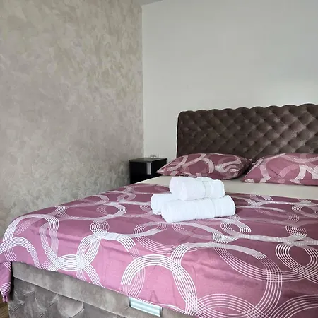 Airport 2br Filip דירה *